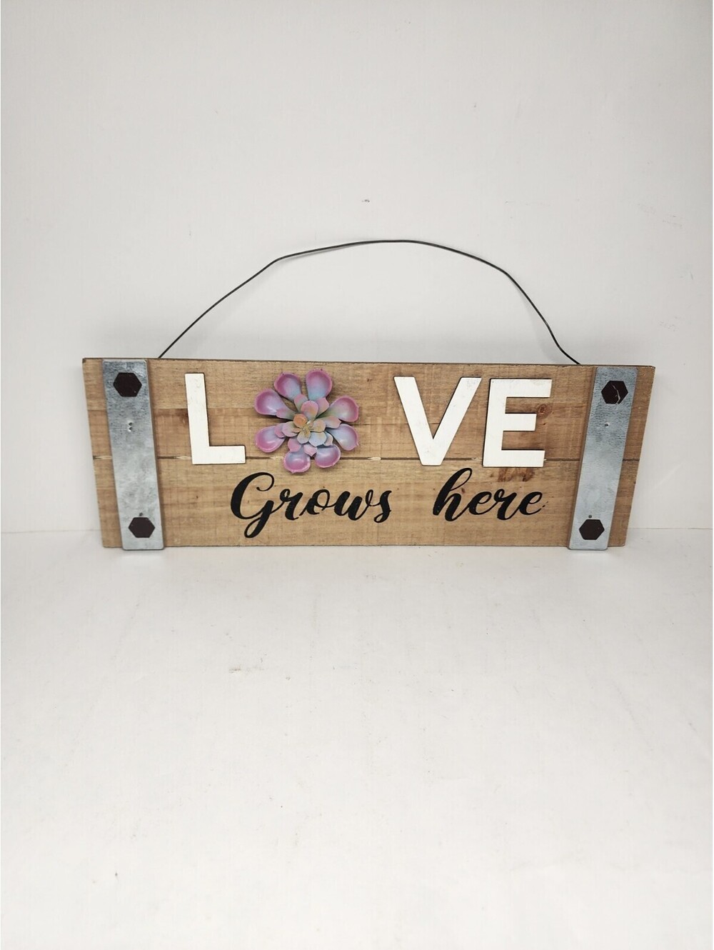 COUNTRY HOME GARDEN DECOR WOODEN SIGN - "LOVE GROWS HERE" -